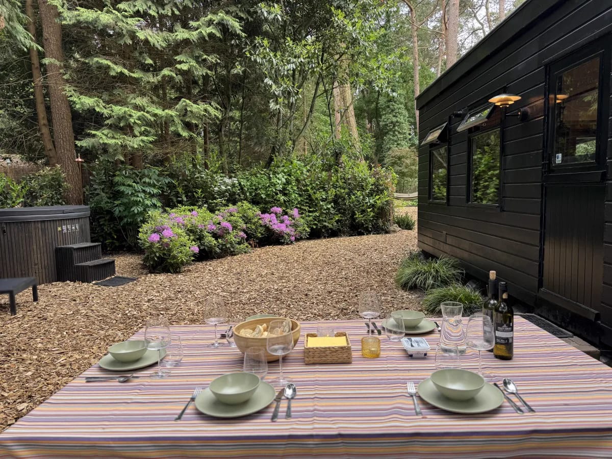 Buitentafel in het bos